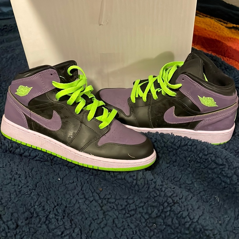 Air Jordan Retro 1. Kids 7y. Color purple, black and lime green.